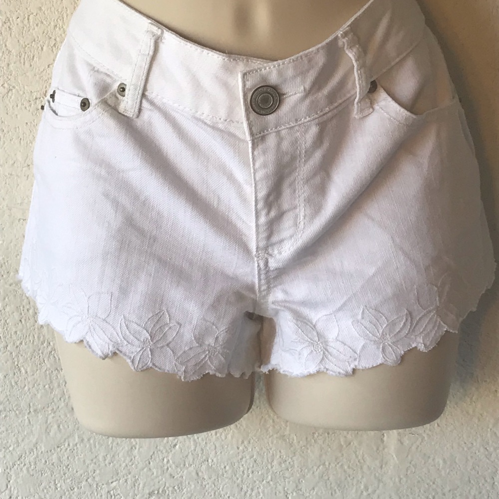 🌺 White SO brand size 7 shorts